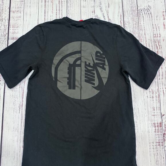 Nike Air Men’s Graphic T-Shirt M Black Back Logo Flag Patch Cotton - Picture 3 of 7